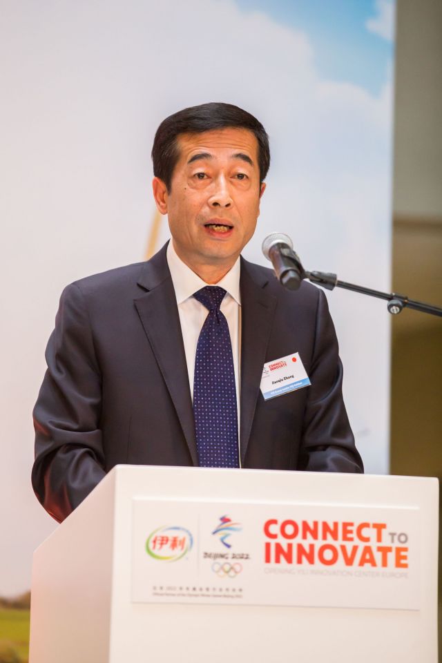 图为伊利集团执行总裁张剑秋在仪式上致辞.新华社 陈嘉良摄