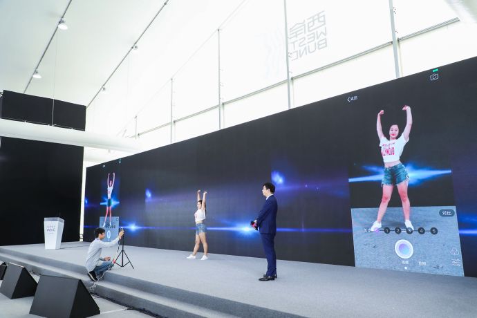 图为徐立通过关键词跳舞、可以瘦讲解人机交互