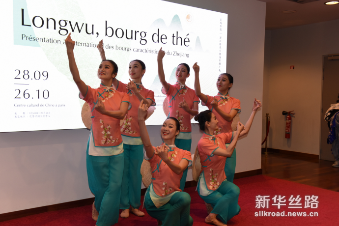 图为浙江歌舞剧院的舞蹈演员正在表演《采茶舞曲》