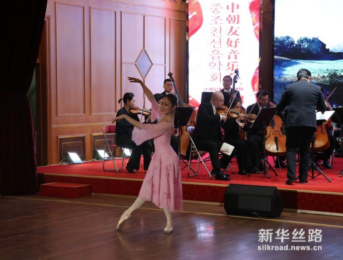 10月16日，在朝鲜平壤的中国驻朝鲜大使馆，一名演员在“中朝友好音乐会”上表演舞蹈。 新华社记者 程大雨 摄