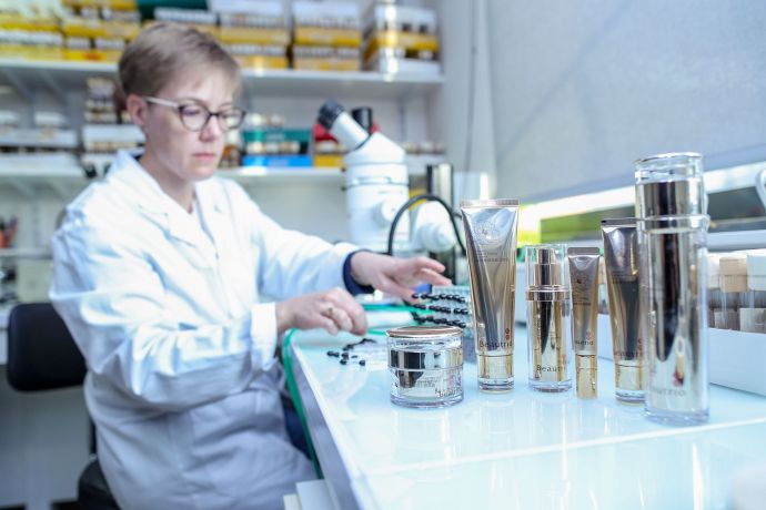 01法国科学院巴黎狄德罗大学科研人员在就对萃雅产品中草药成分进行果蝇实验