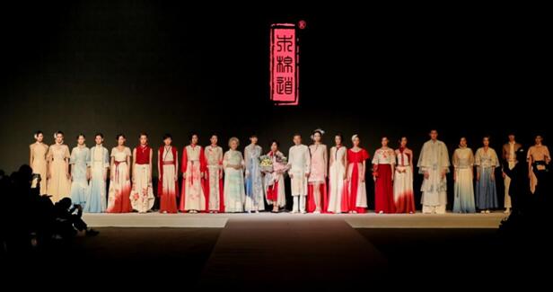 心随意动 自在飞花——木棉道国服国国际时装周在京首秀1