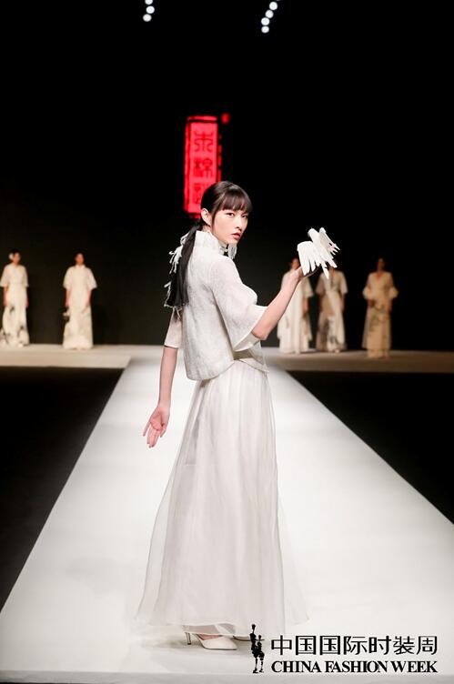 心随意动 自在飞花——木棉道国服国国际时装周在京首秀2