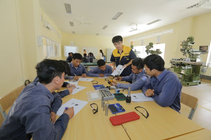 10月28日，澜湄职业教育培训中心暨柬埔寨鲁班工坊揭牌仪式在位于金边的柬埔寨国立理工学院举行。图为柬埔寨学生在铣工车间接受培训。（披隆摄）