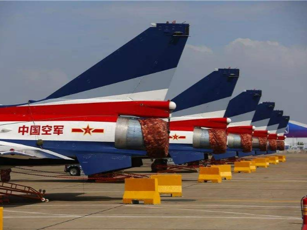 中国空军盛装亮相中国航展