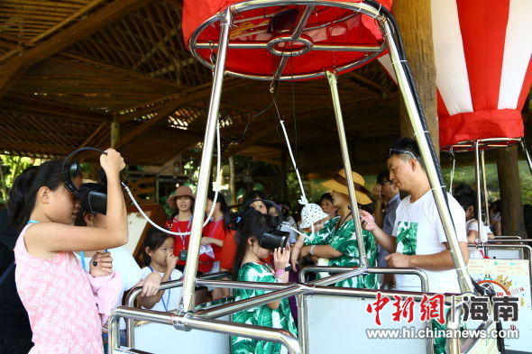 游客在槟榔谷景区VR观景台体验全景影像