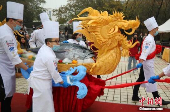 南京高校举办美食节 50公斤金枪鱼用“龙舟”运送1