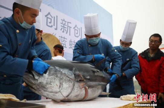 南京高校举办美食节 50公斤金枪鱼用“龙舟”运送2