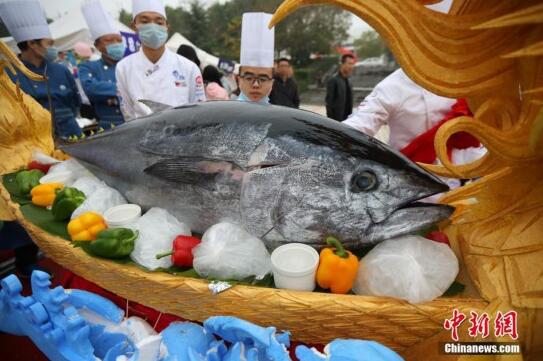 南京高校举办美食节 50公斤金枪鱼用“龙舟”运送3