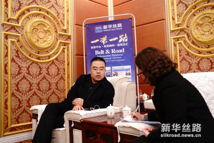 金达集团常务副总经理张钧在“一带一路”煤焦化工产业绿色发展研讨会上接受新华丝路记者采访。（武海珠）