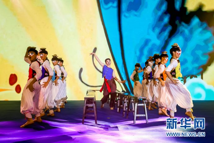 12月4日晚，2018中国企业家博鳌论坛“五粮液之夜”在海南博鳌举行，图为琼海特色节目表演《滚灯》。