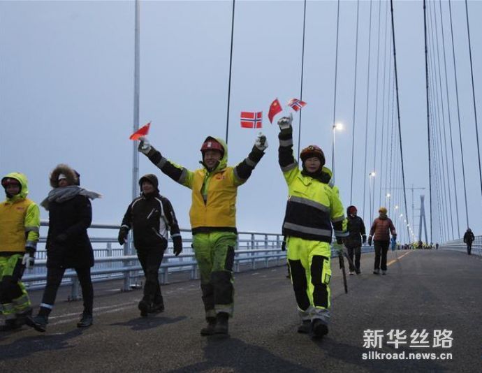 图为12月9日行人穿行挪威哈罗格兰德大桥。新华社记者梁有昶摄
