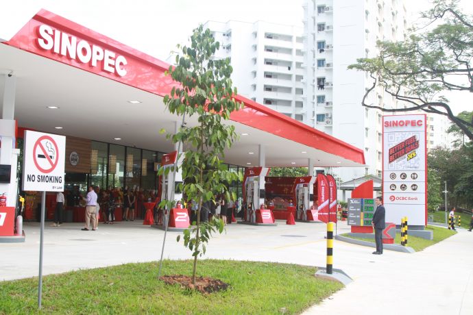 图为18日，中国石化在新加坡的首座加油站义顺一道站当天正式开业。