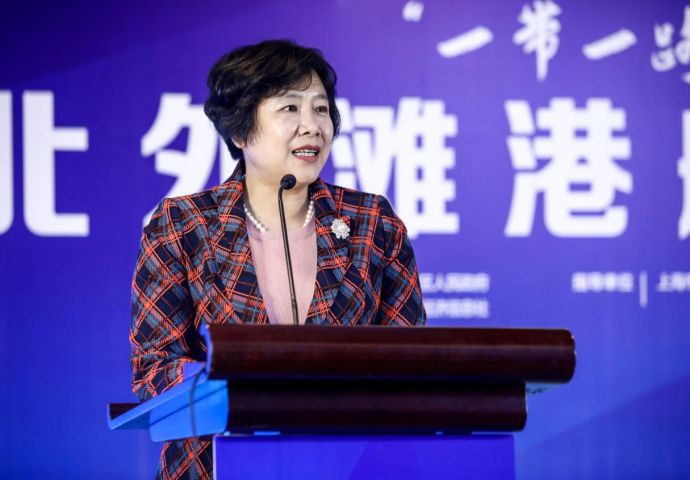 图为上海市虹口区政协主席石宝珍在北外滩港航服务发展论坛上致辞