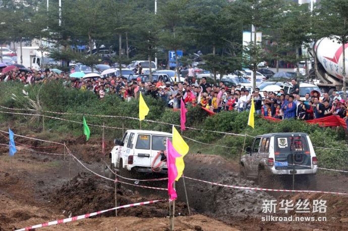 汽车越野爱好者在比赛中。