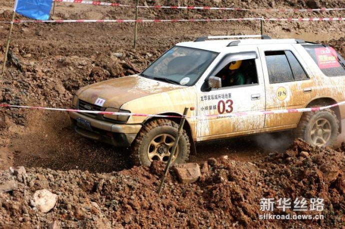 汽车在泥浆中风驰电掣般行驶。