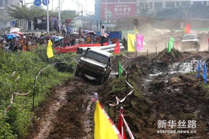 越野精英们在此上演了一场风驰电掣、惊险刺激的现实版《速度与激情》，现场人气爆棚。