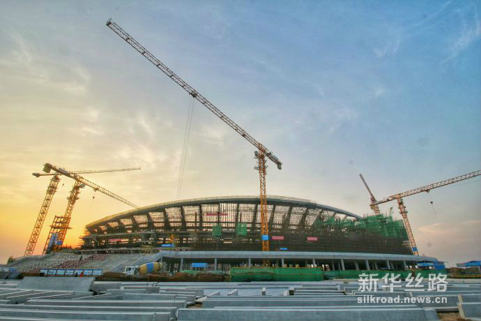 图为1月9日拍摄的中国援柬国家体育场项目正在进行预制看台构件吊装施工。新华丝路网发