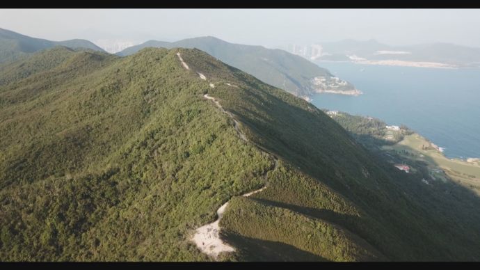 龙脊是位于香港岛东南部的一段山脊，因山峦高低起伏有致，宛若一条飞龙的脊背而得名“龙脊”梁嘉骏摄