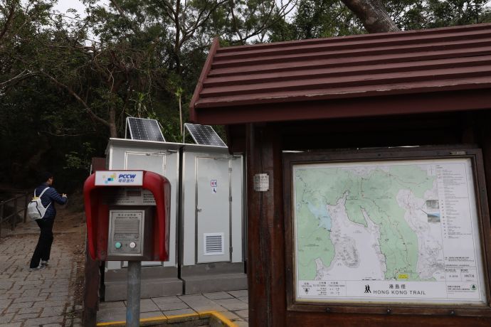 香港龙脊入口处的地图指示牌和紧急救助电话，为远足人士提供可靠途径与警署或999紧急服务中心联络。新华社记者吴晓初摄