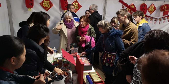 法国民众在当天的活动中品尝中国茶，感受中国文化魅力。(图片由主办方提供，非我拍摄)