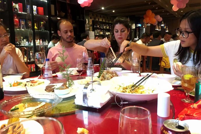 巴西友人与华人华侨一起在活动中品尝陕西美食。