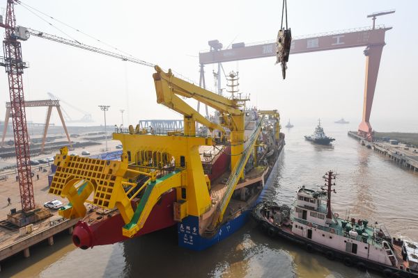 中国自主设计研发“天鲲号”自航绞吸挖泥船成功下水。