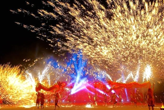 去年元宵节，重庆铜梁火龙的精彩演绎倾倒上万台岛民众。华龙网资料图