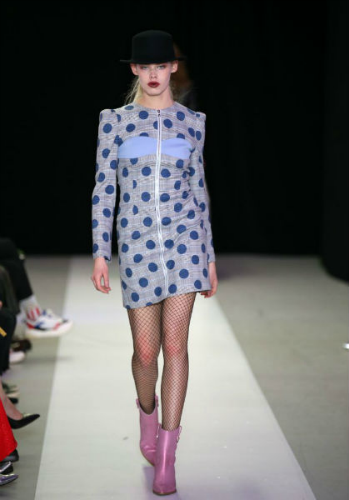 2月13日，在纽约时装周上，模特展示Vivienne Hu品牌时装。