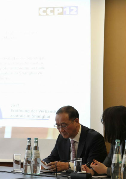 图为2月25日，CCP12主席许臻(左)在德国法兰克福出席《中央对手清算激励机制与场外衍生品市场发展》白皮书发布会 新华社记者沈忠浩摄