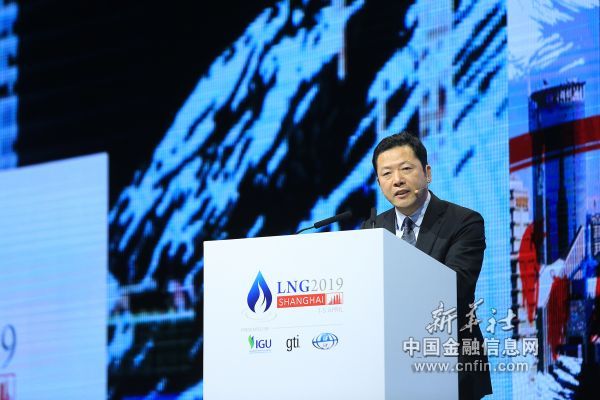 图为上海石油天然气交易中心董事长叶国标在LNG2019上演讲