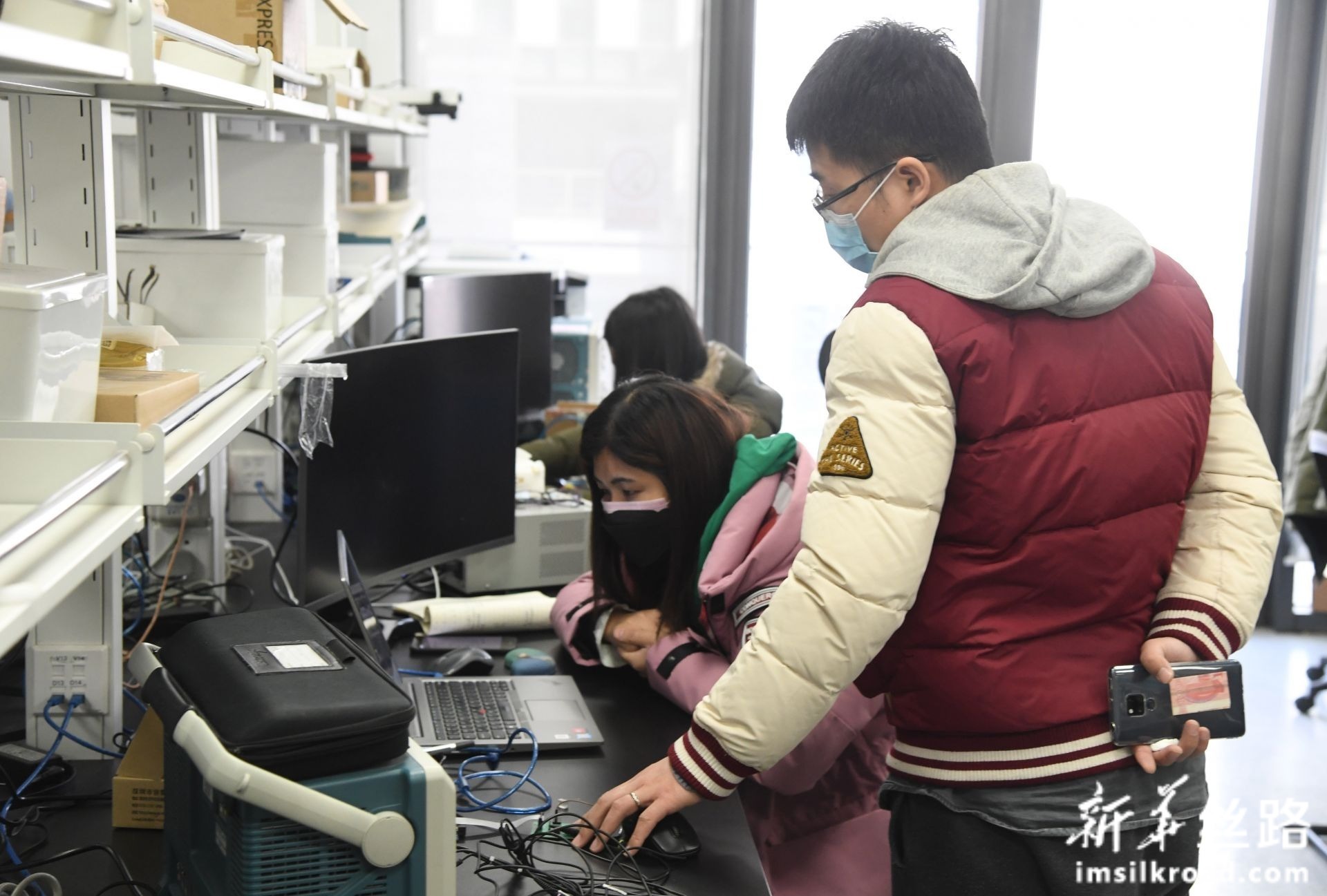 2月10日,北京集创北方科技股份有限公司员工在工作中交流.