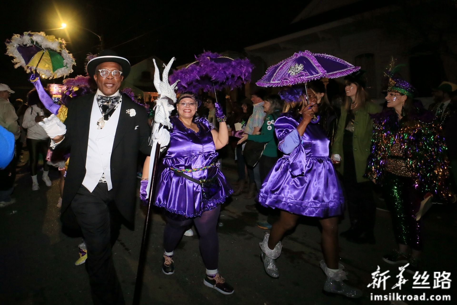 美国新奥尔良举行狂欢节游行