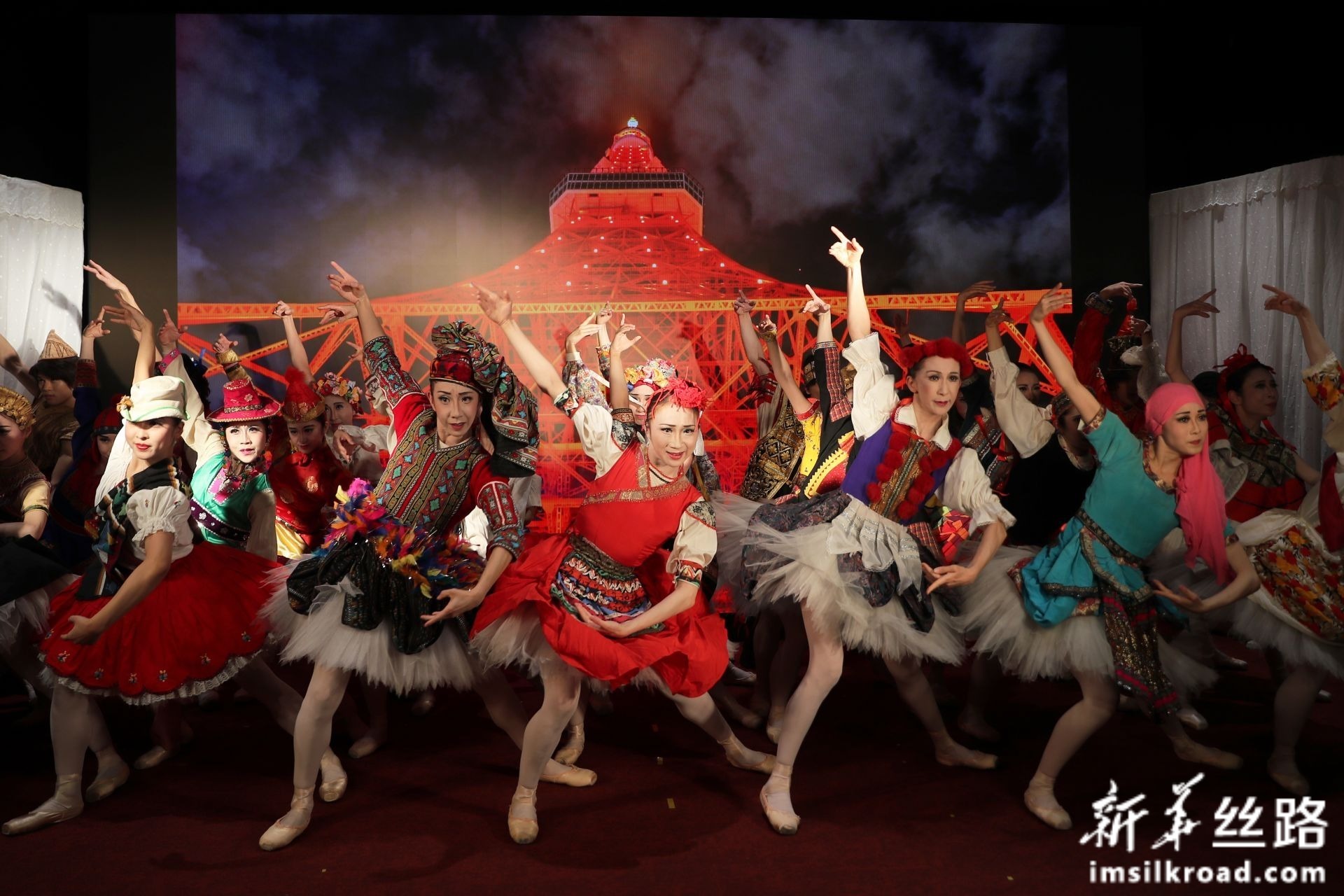 2月18日,在日本东京,松山芭蕾舞团的演员在东京塔内表演节目,为中国