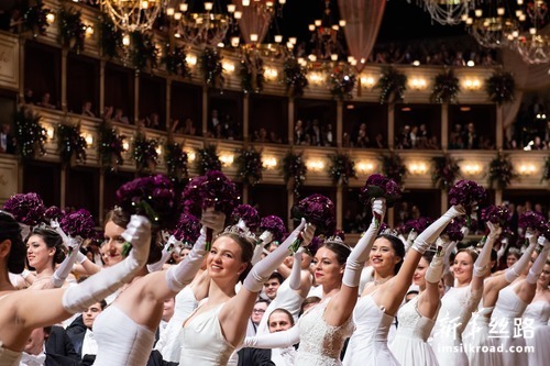 2月20日,在奥地利维也纳国家歌剧院,嘉宾身着盛装参加舞会.