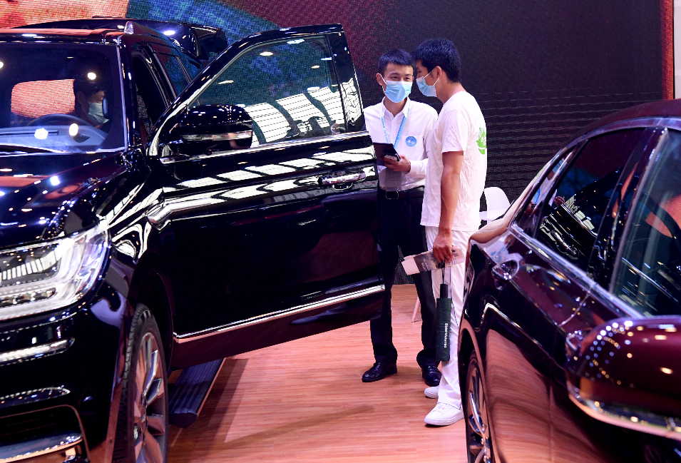 People visit the ninth Central China International Auto Expo in Zhengzhou， capital of central China's Henan Province， June 12， 2020..png