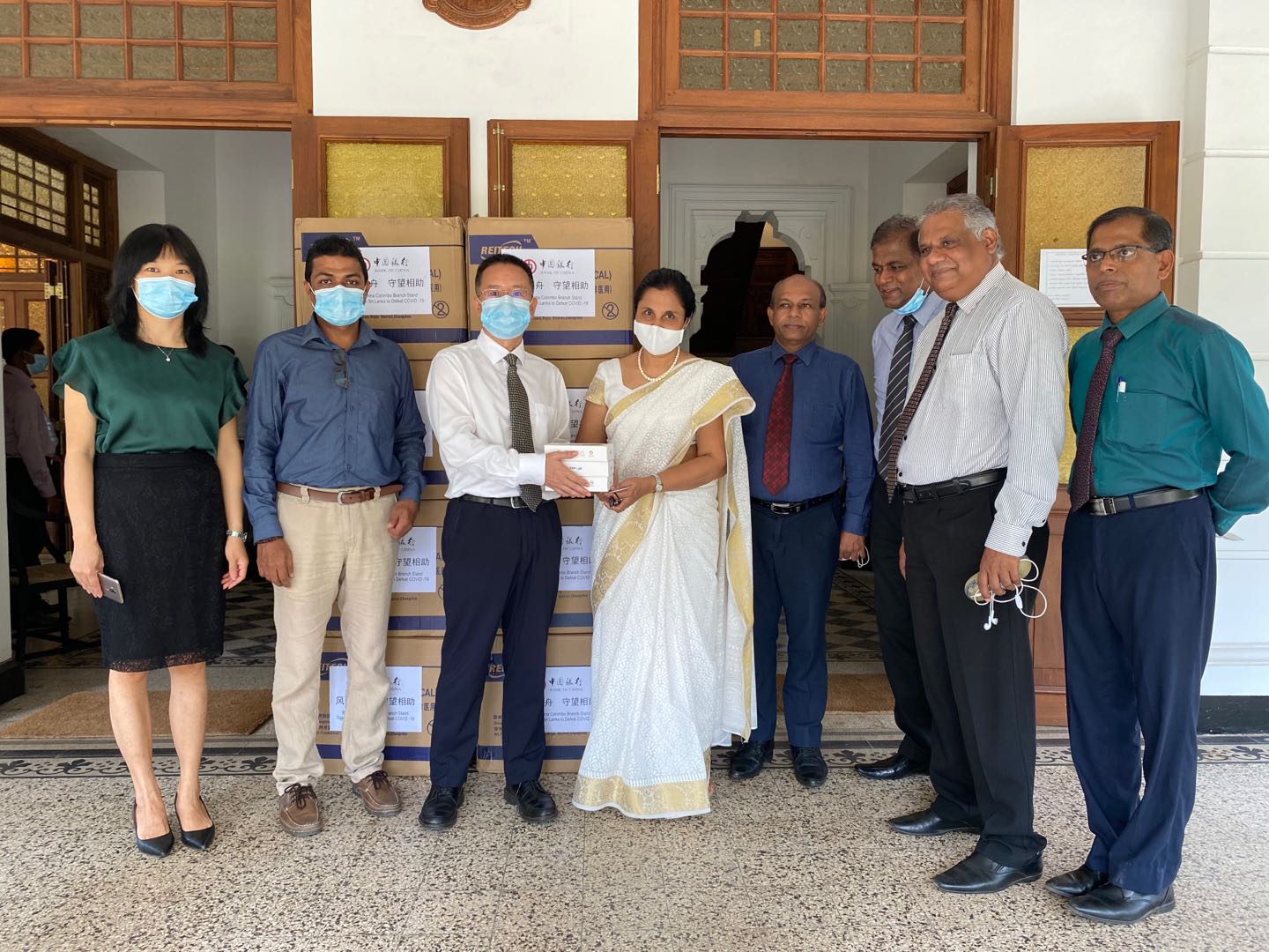 ：8 月 25 日，中国银行科伦坡分行代表向刚刚复课的斯里兰卡科伦坡大学捐助抗疫医用物资.jpg