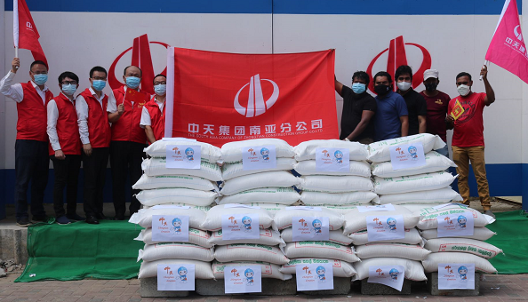 10月29日，中天建设集团南亚分公司举行仪式向科皮瓦特村赠送大米和白面场景.png