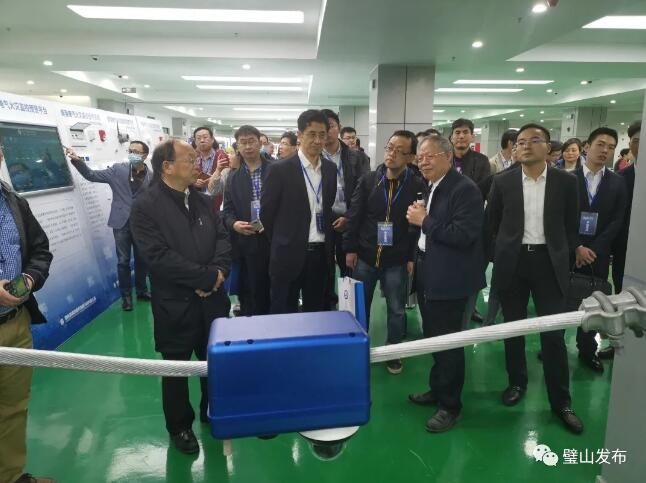 参会人员参观重庆高新技术产业研究院.jpg