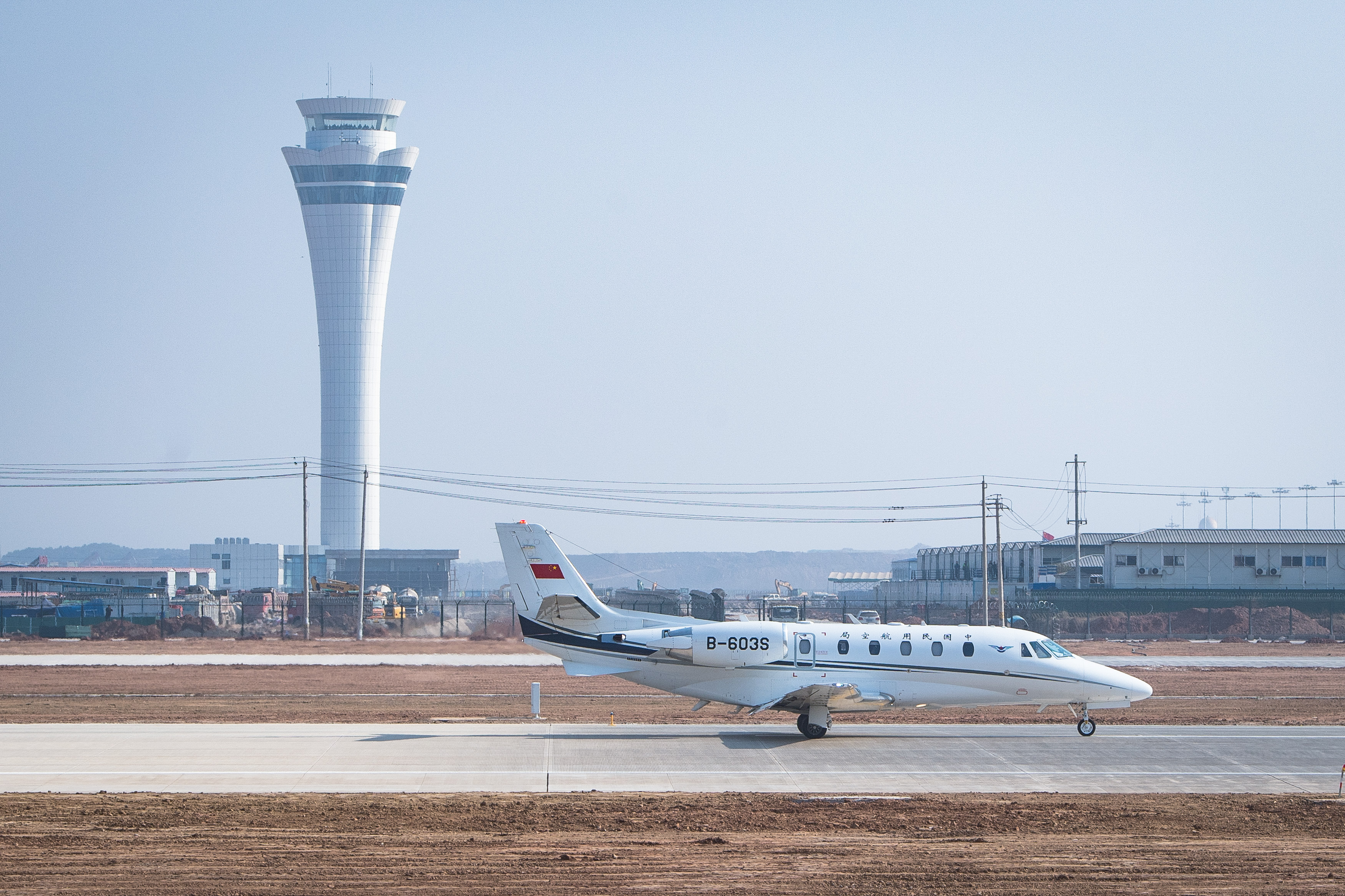 12月29日，校飞飞机在鄂州花湖机场降落滑行。新华社记者 肖艺九 摄.jpg