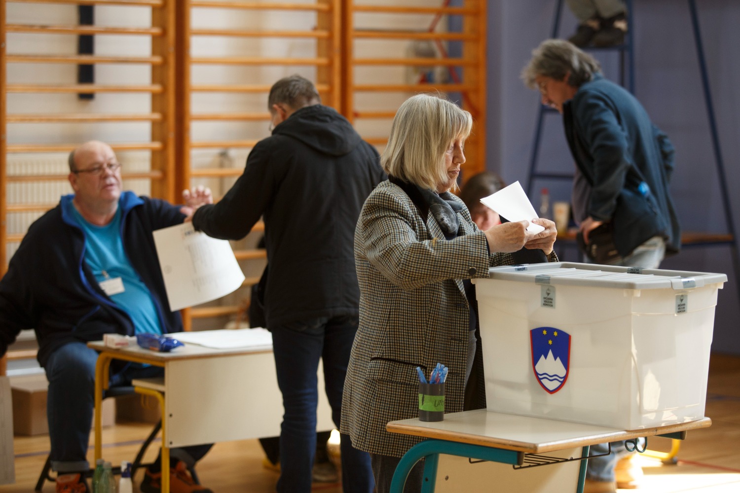 4月24日，在斯洛文尼亚首都卢布尔雅那的一处投票点，选民参加议会选举投票。.jpg
