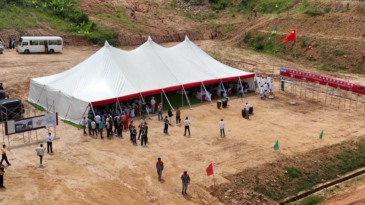 这是5月21日在卢旺达北方省加肯凯市拍摄的中企承建卢旺达那巴龙格河二号水电站项目开工仪式现场（无人机拍摄）。.JPG