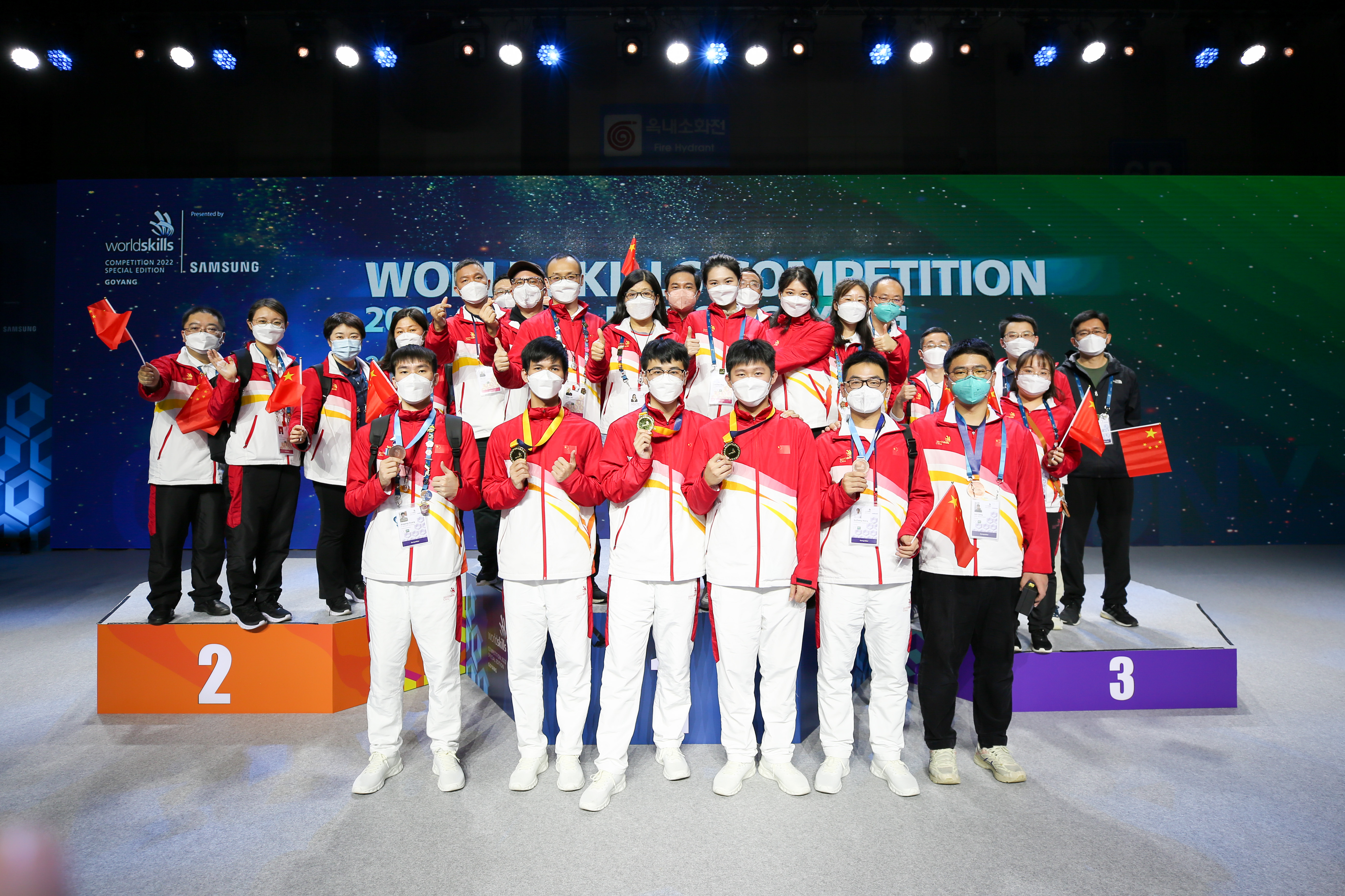 10月17日，在韩国高阳市，参加2022年世界技能大赛特别赛韩国赛区比赛的中国代表团在闭幕式结束后合影留念。.jpg