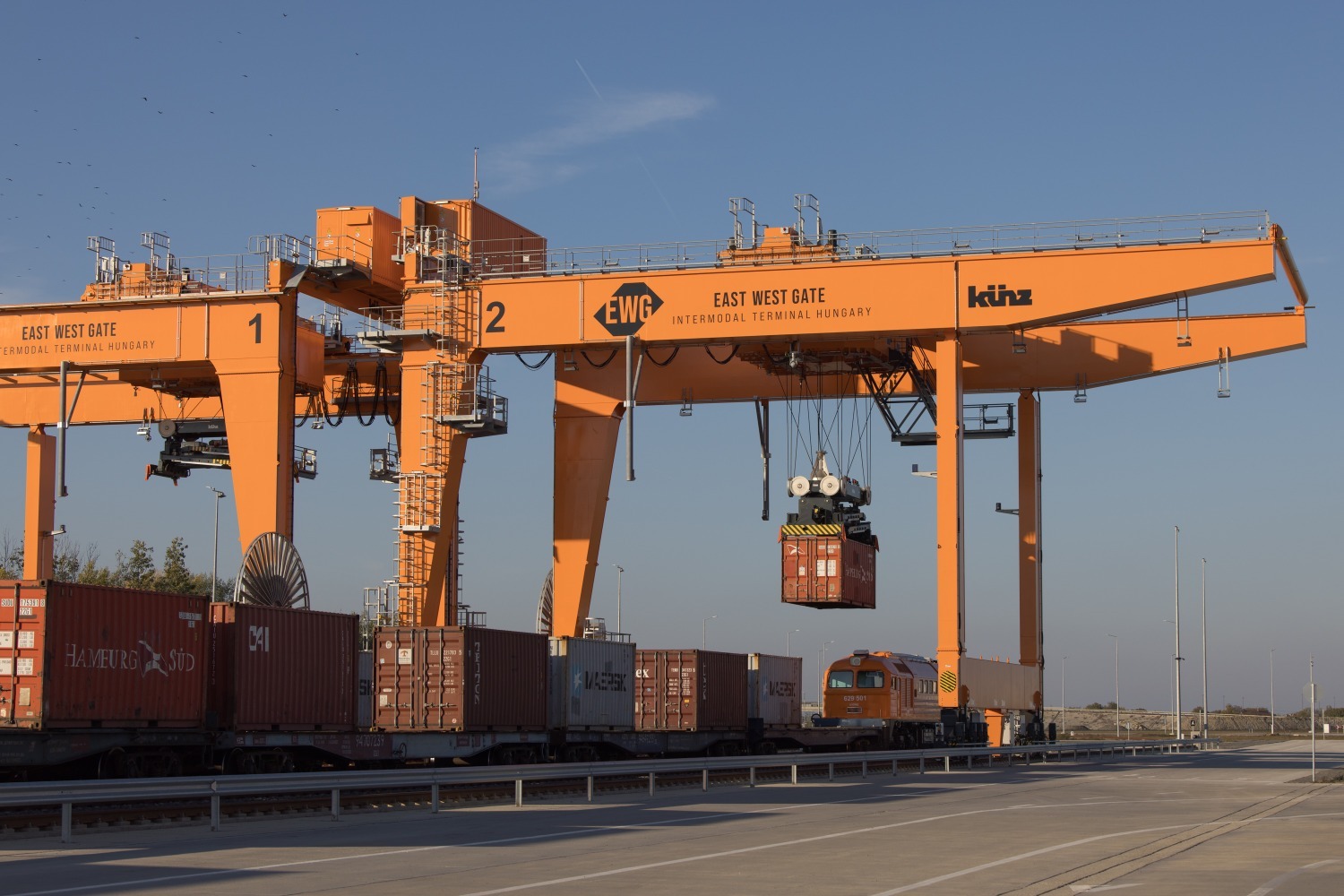 10月18日，由5G技术远程控制的龙门起重机在匈牙利费涅什利特凯的东西门场站搬运集装箱。1.jpg