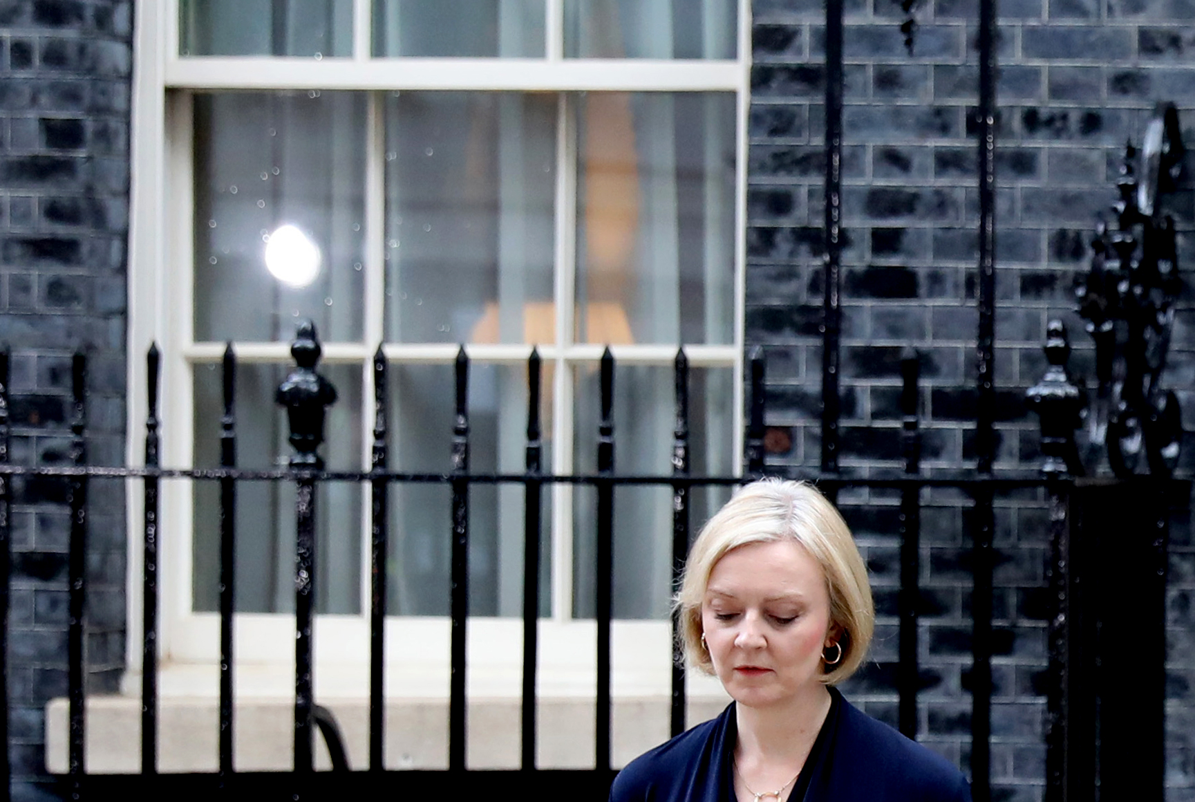 10月20日，伊丽莎白·特拉斯在英国伦敦唐宁街10号首相府门前发表声明。.jpg