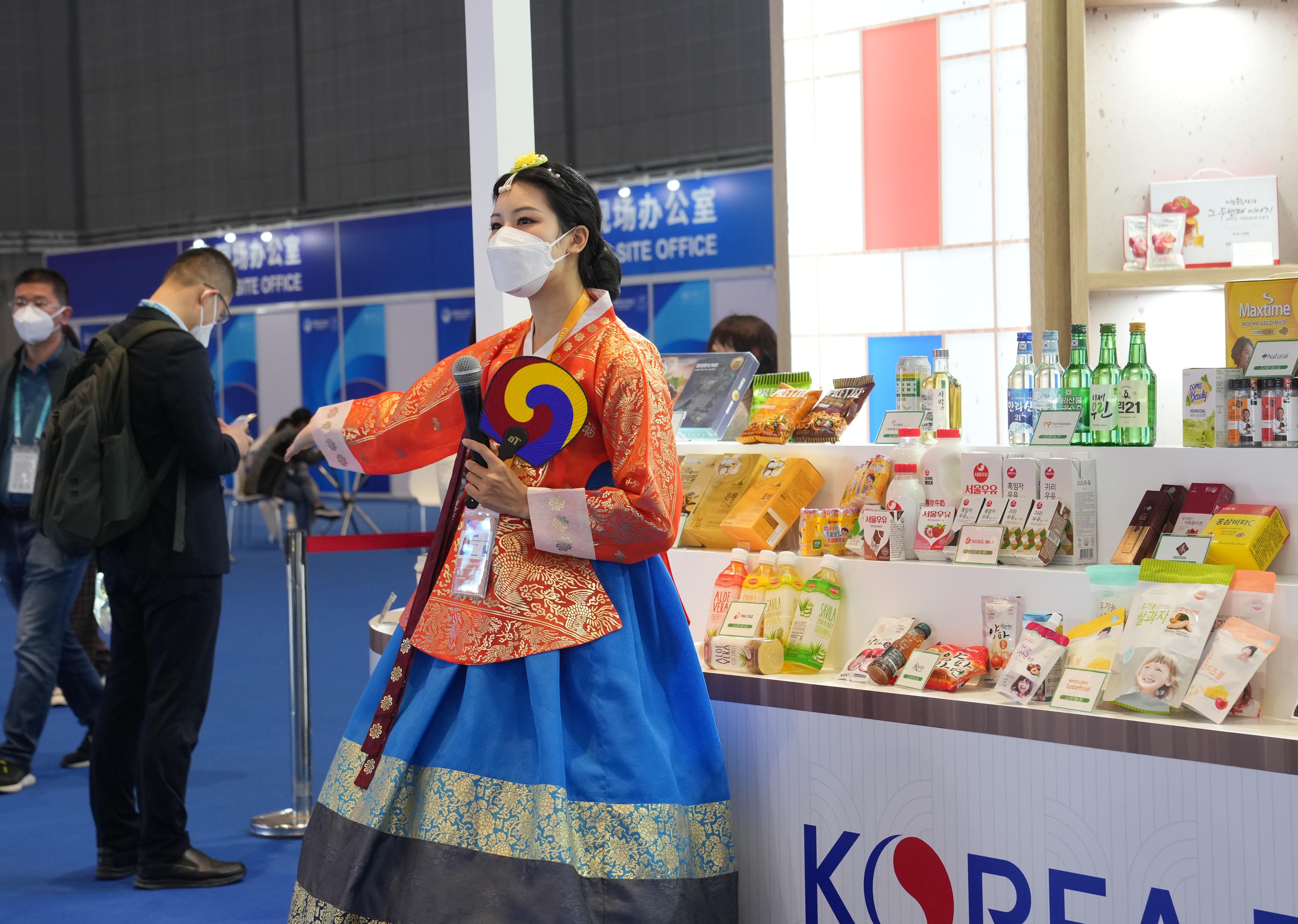 11月7日，第五届进博会韩国食品展台工作人员在现场接待观众。.jpg