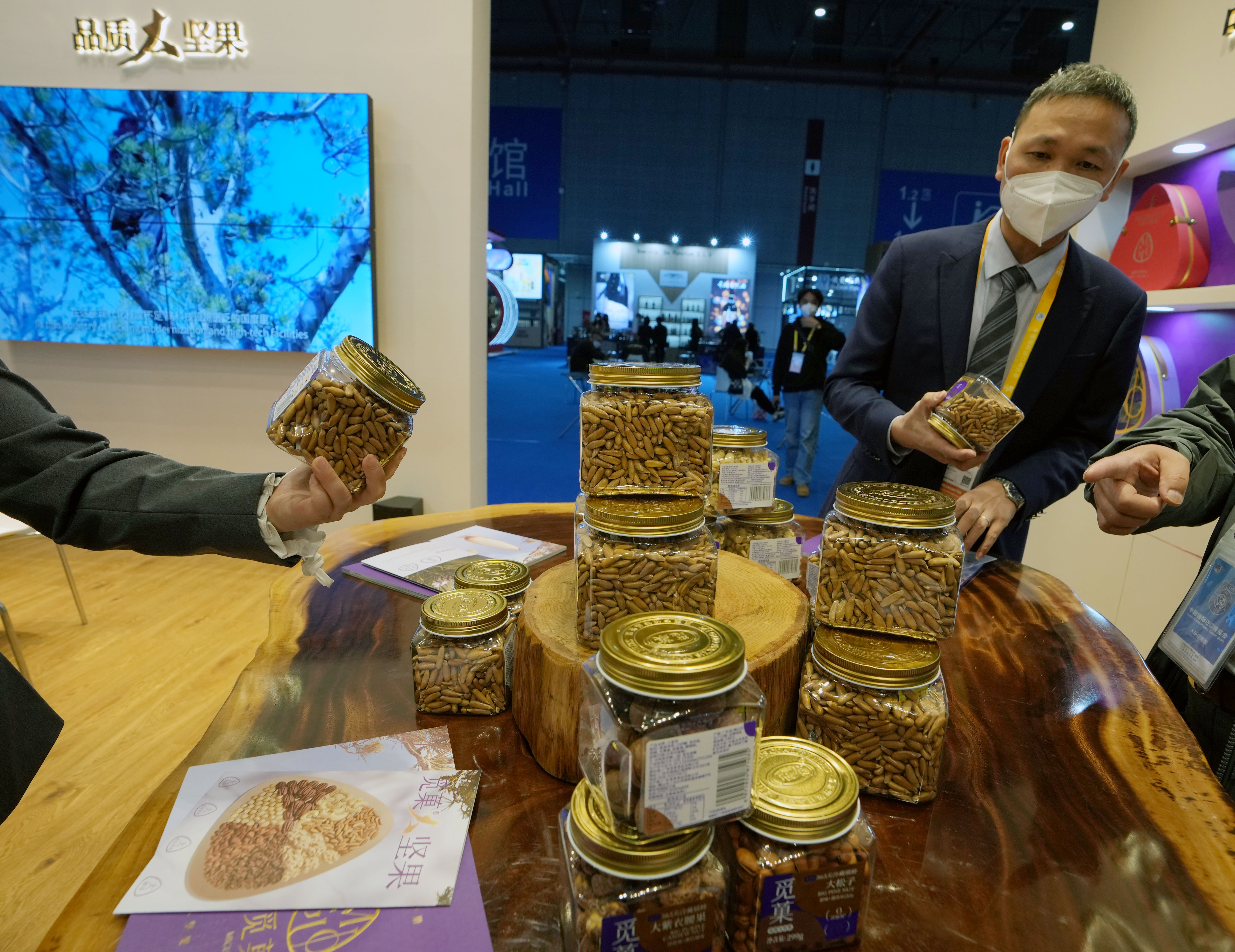 11月5日在第五届进博会上拍摄的阿富汗大松子产品。.JPG