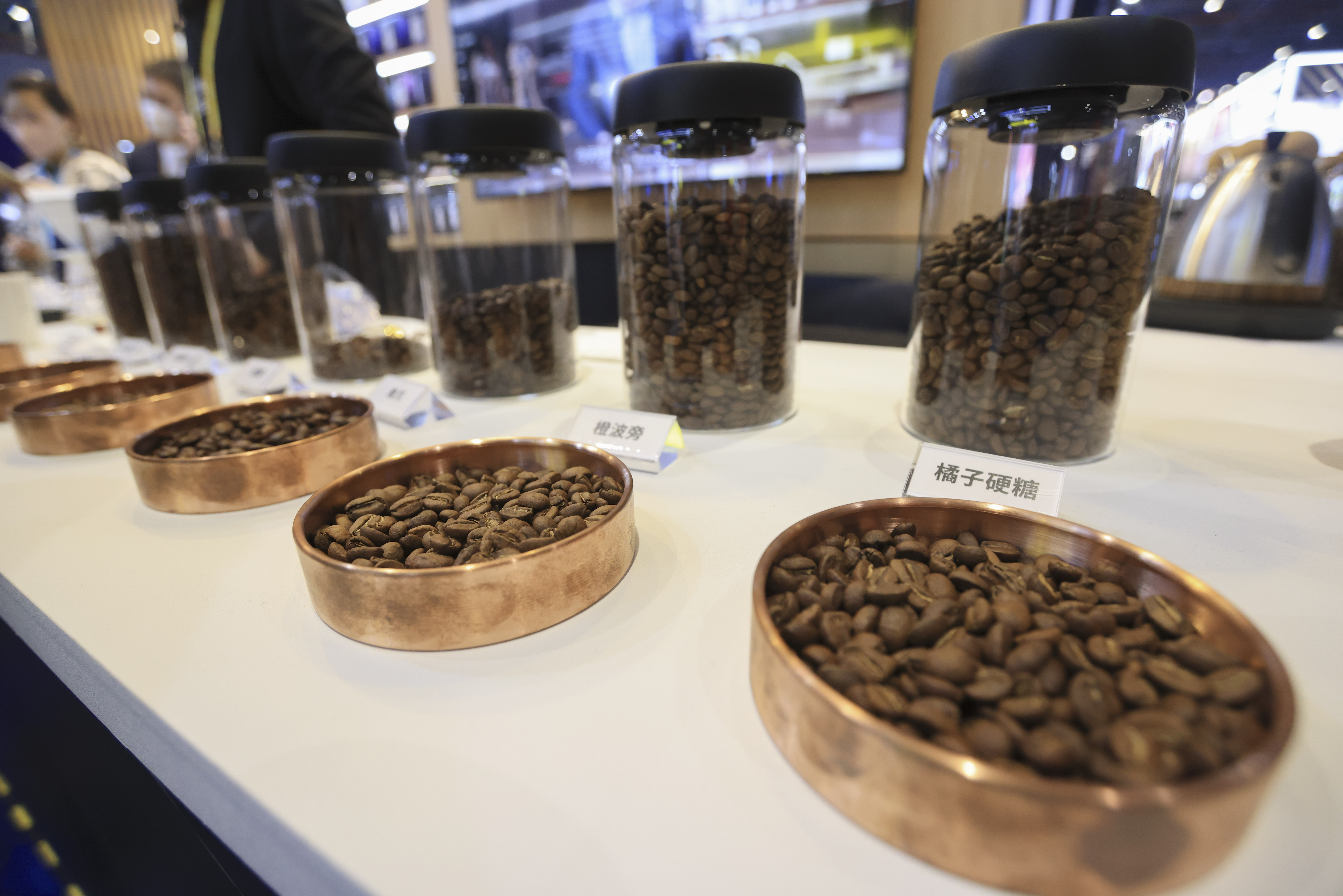 11月9日在第五届进博会食品及农产品展区麦隆咖啡展台拍摄的咖啡豆。.jpg