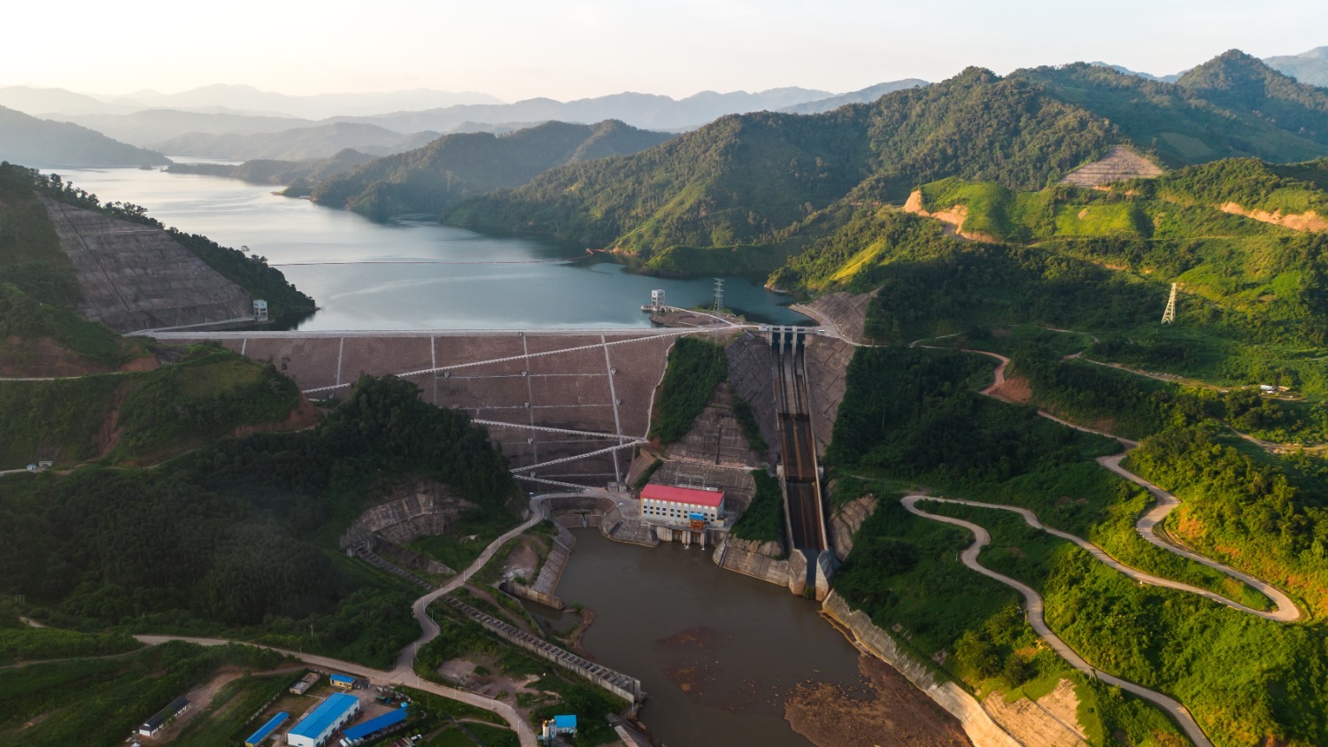 这是2022年9月27日航拍的中国电建南欧江流域梯级水电项目位于老挝北部丰沙里省的七级电站。.jpg