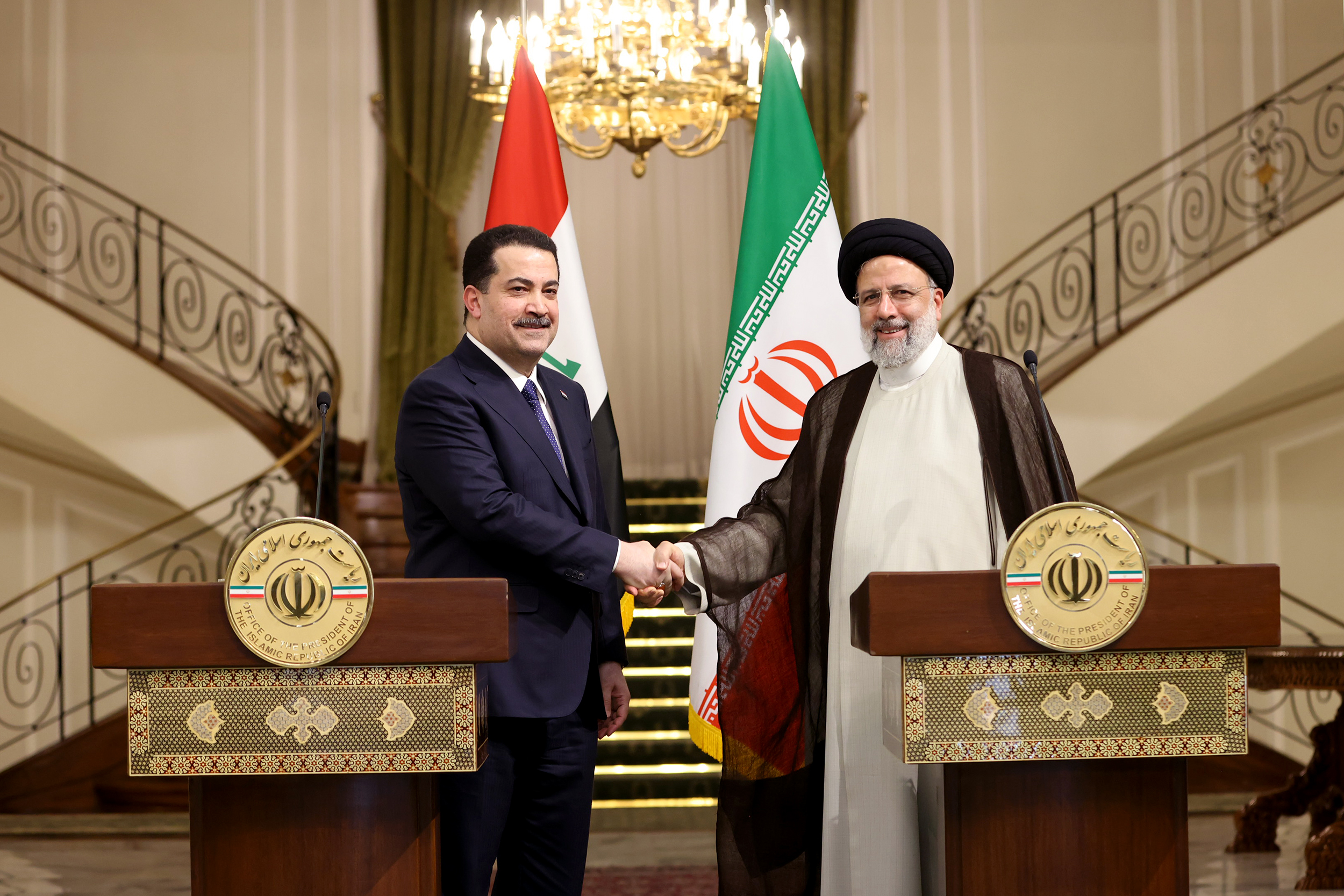 1月29日，伊朗总统莱希（右）在首都德黑兰与到访的伊拉克总理苏达尼举行联合记者会。.JPG